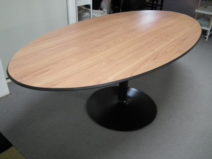 Ovale houten tafel