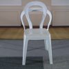 Witte kunststof stoel