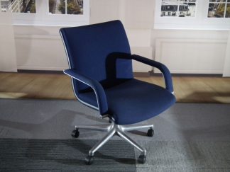 blauwe draaifauteuil