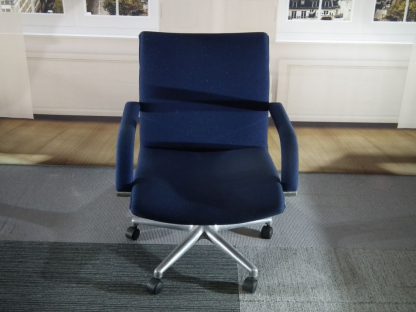 blauwe draaifauteuil