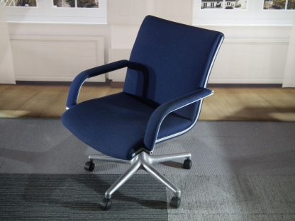 blauwe draaifauteuil