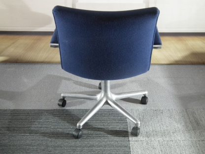 blauwe draaifauteuil