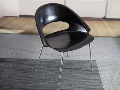 zwarte kunststof fauteuiltje