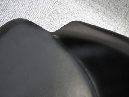 zwarte kunststof fauteuiltje
